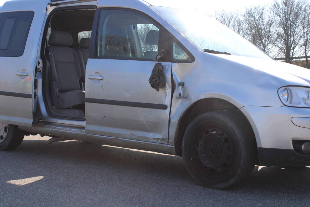 Brommerrijder gewond bij botsing met bestelbus