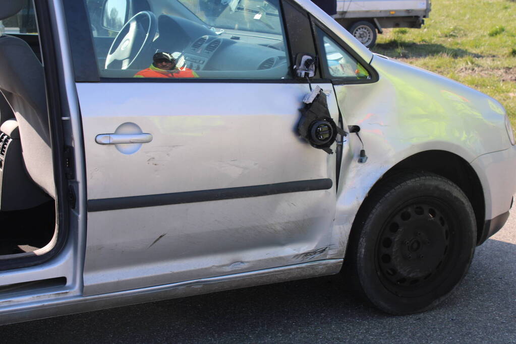 Brommerrijder gewond bij botsing met bestelbus