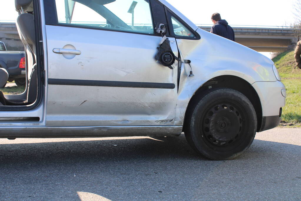 Brommerrijder gewond bij botsing met bestelbus
