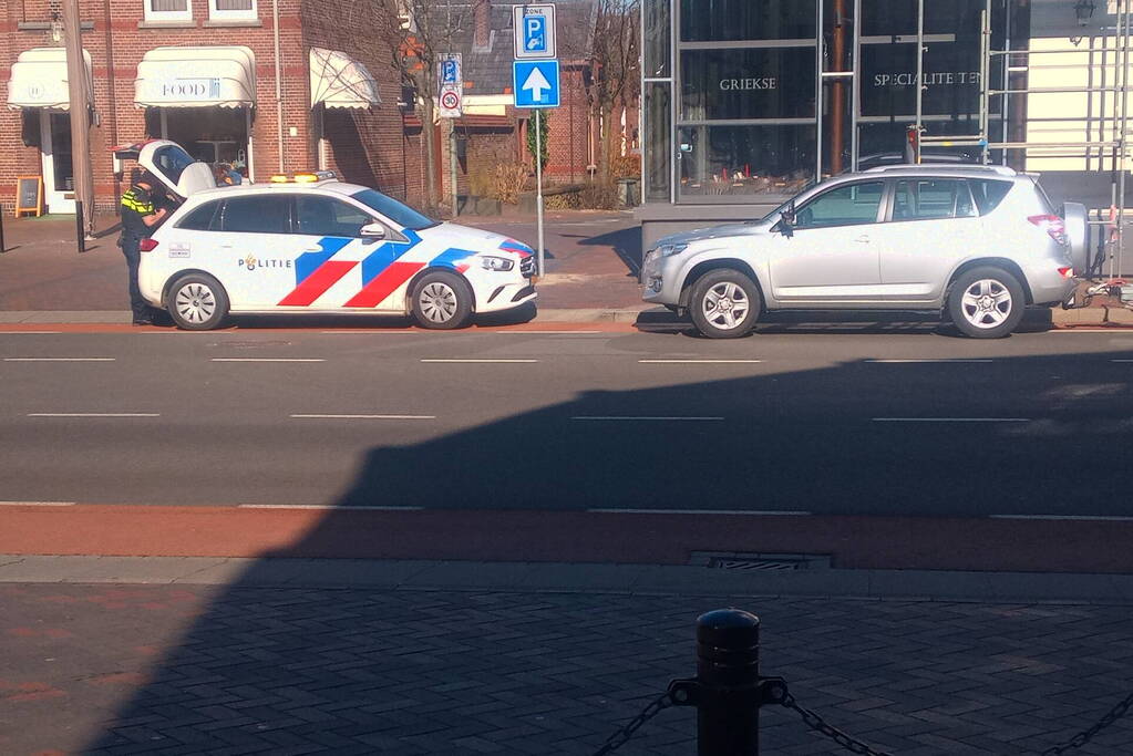 Auto met caravan in botsing met bestelbus