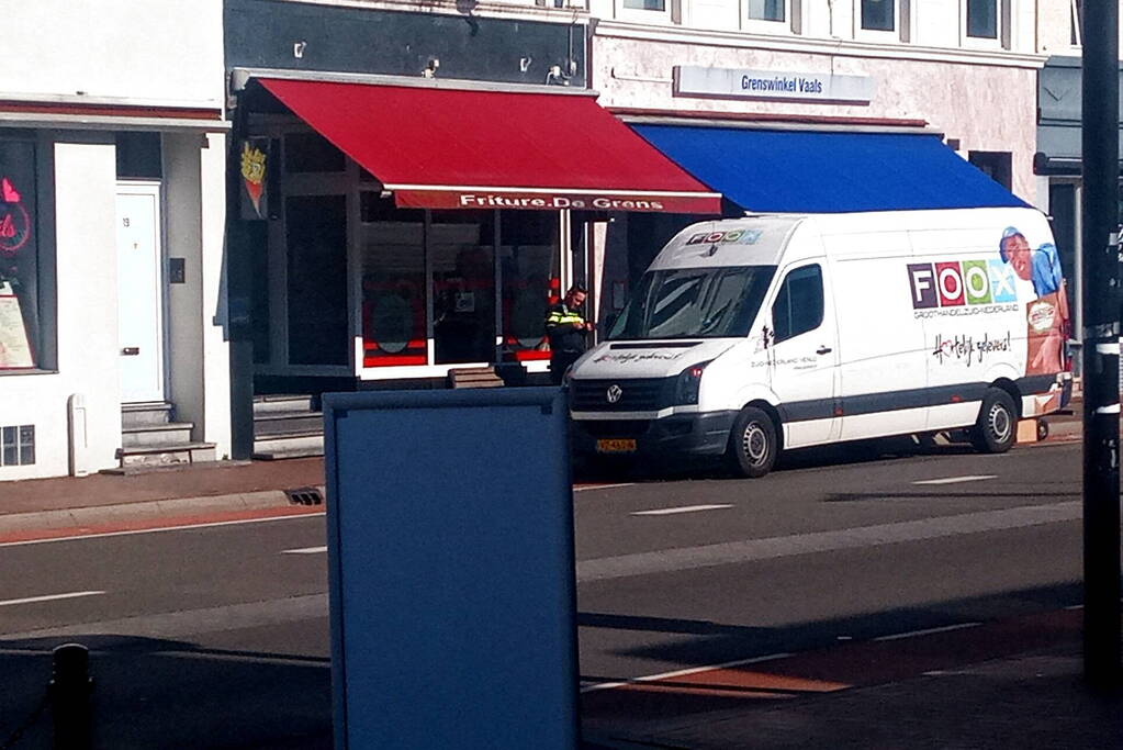 Auto met caravan in botsing met bestelbus