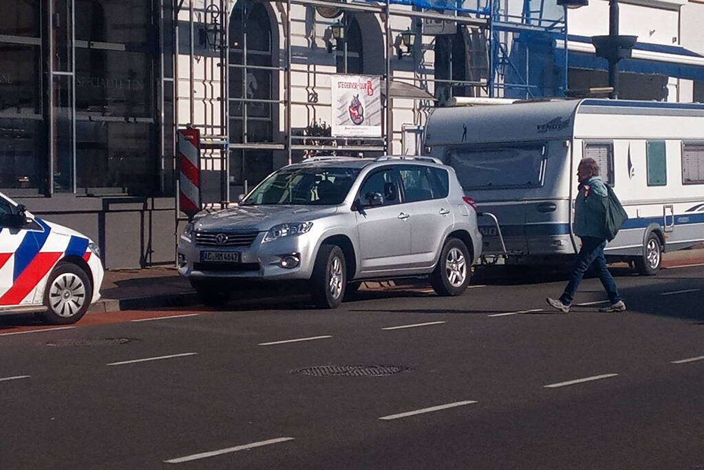 Auto met caravan in botsing met bestelbus