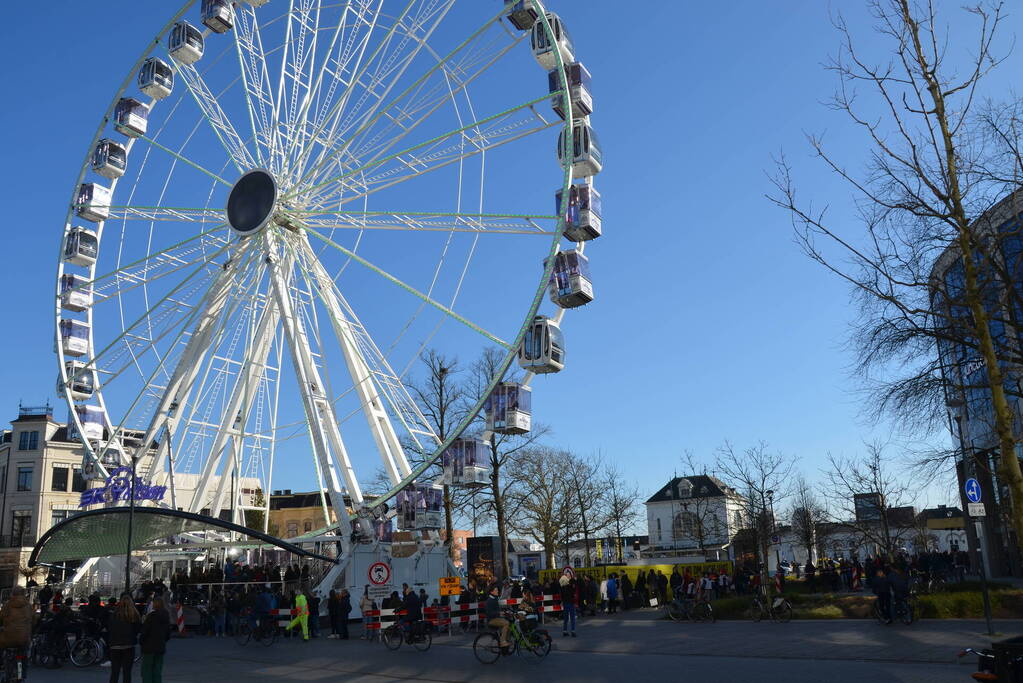 Enorme rij voor gratis rondje in Arcadia-reuzenrad