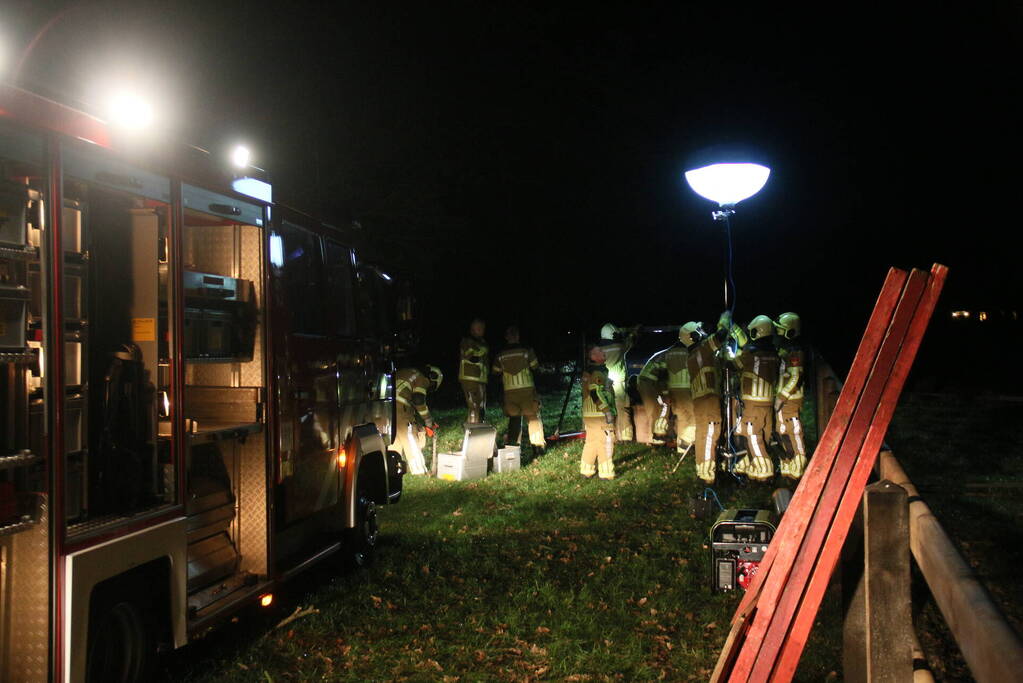 Brandweer helpt paard omhoog