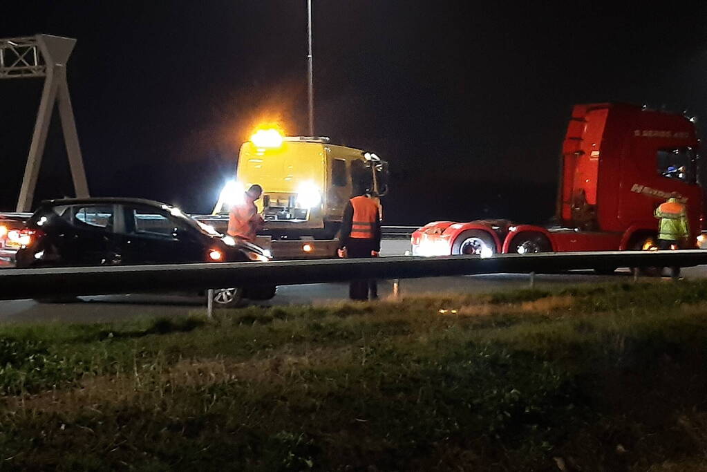 Botsing tussen vrachtwagen en auto