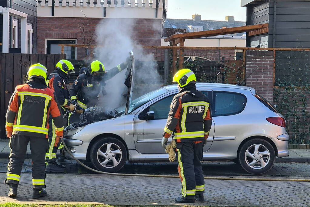 Auto zwaar beschadigd vanwege brand