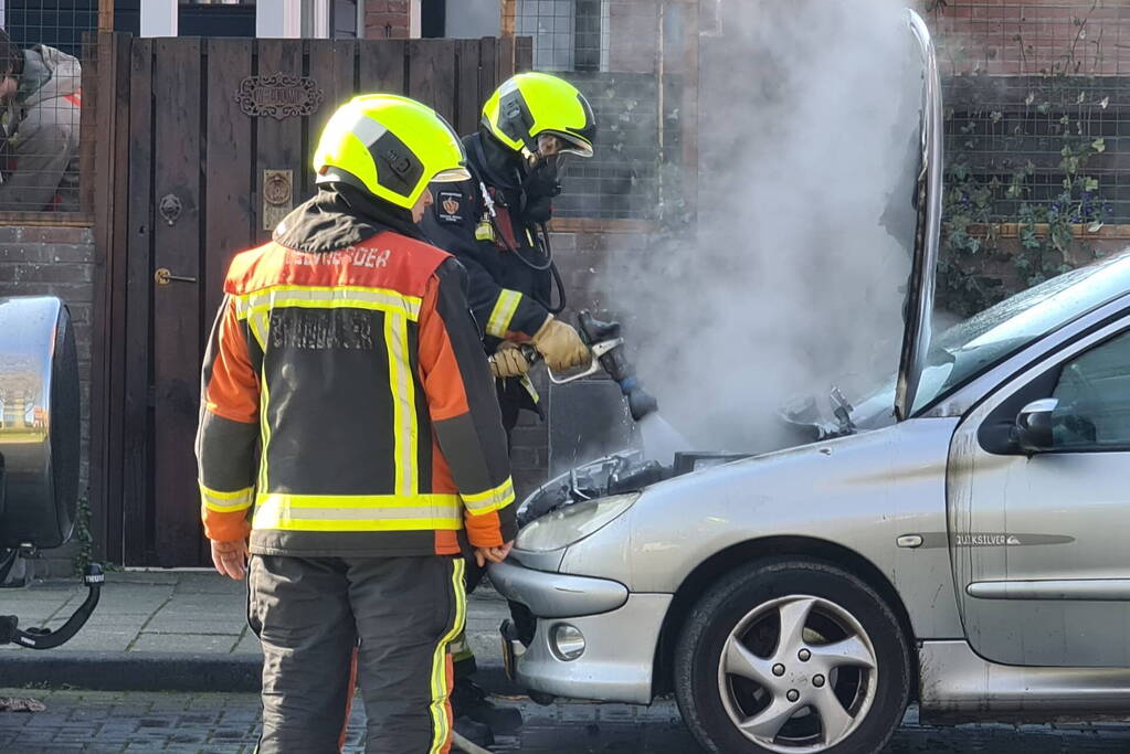 Auto zwaar beschadigd vanwege brand