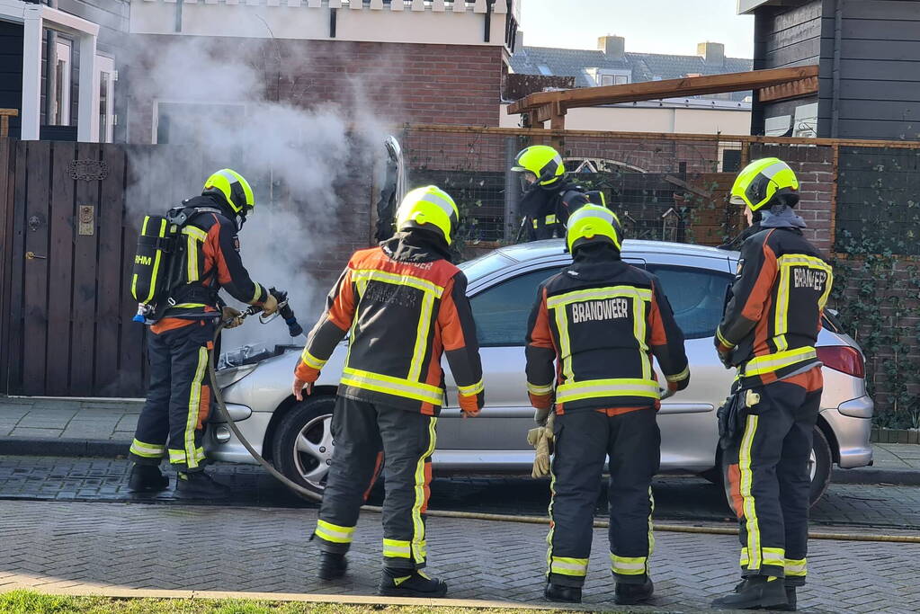 Auto zwaar beschadigd vanwege brand