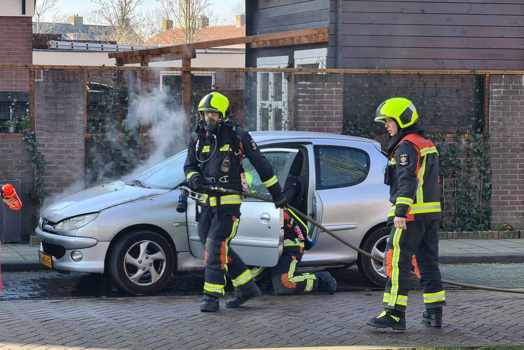 Auto zwaar beschadigd vanwege brand