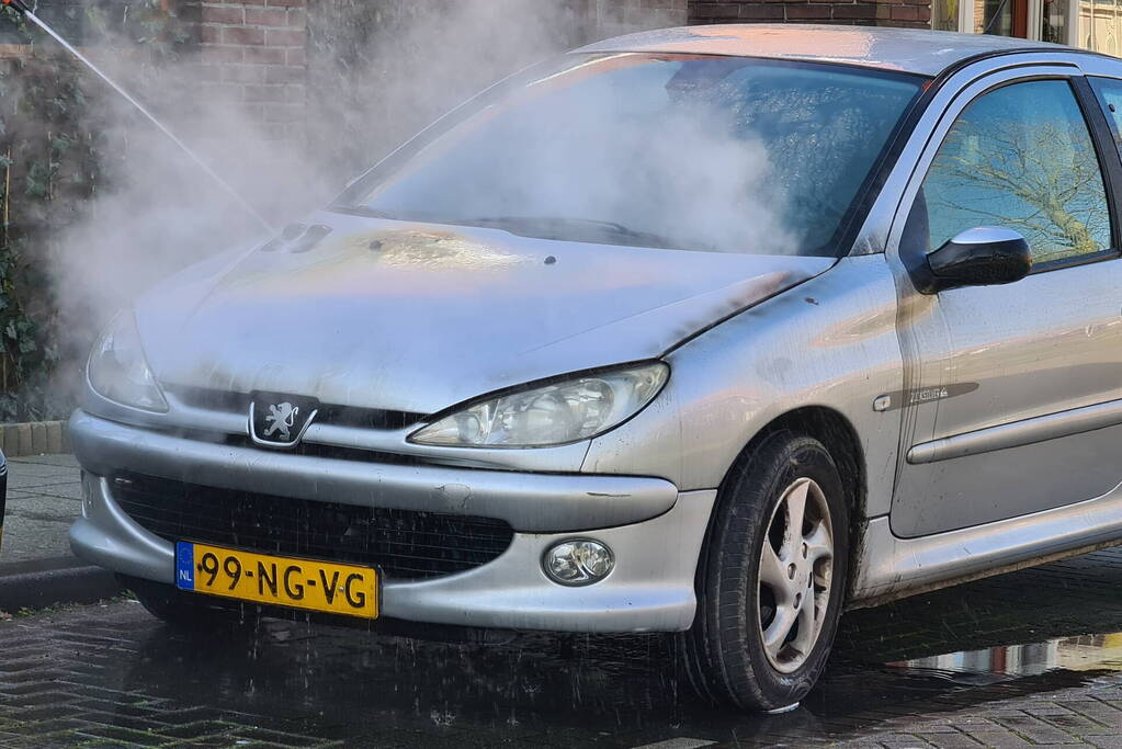 Auto zwaar beschadigd vanwege brand