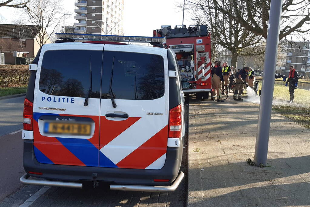 Fiets in het water zorgt voor inzet hulpdiensten