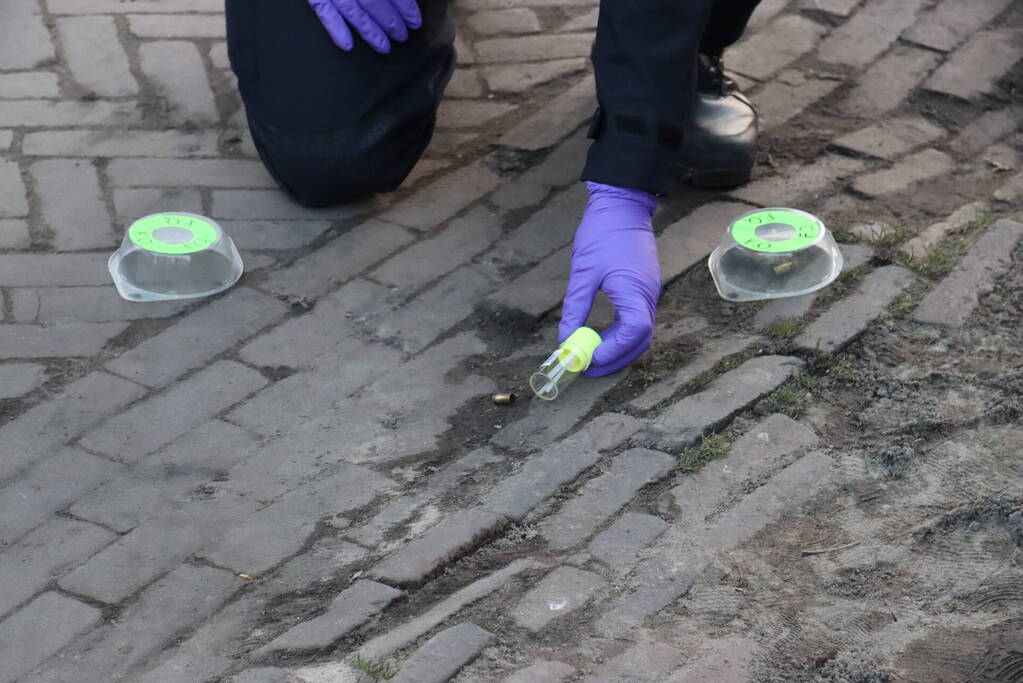 Bestelbus beschoten vanuit rijdende auto