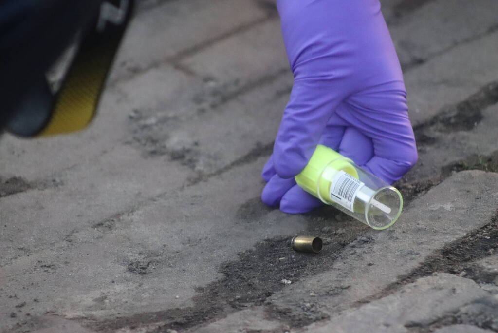 Bestelbus beschoten vanuit rijdende auto