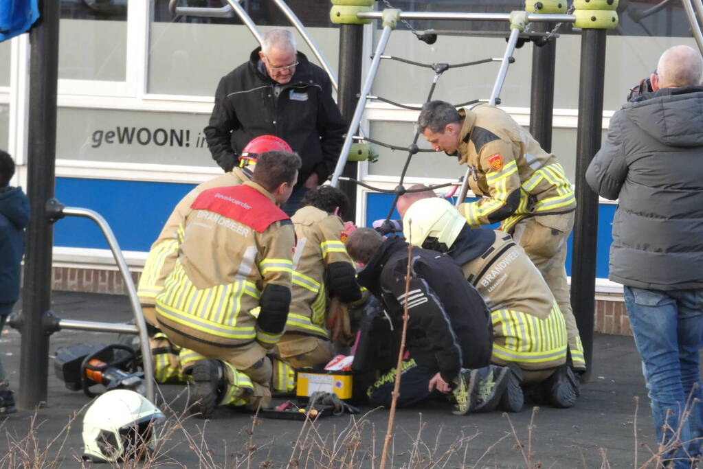 Kind vast in speeltoestel