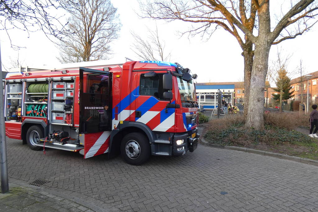 Kind vast in speeltoestel