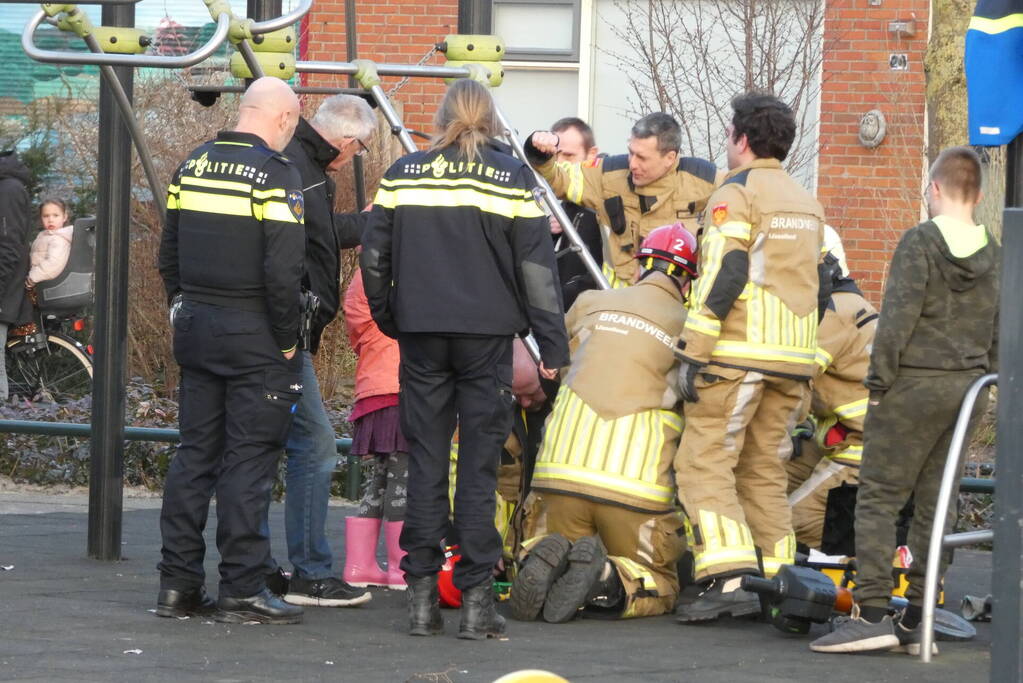 Kind vast in speeltoestel