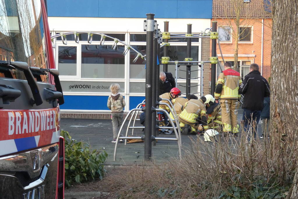 Kind vast in speeltoestel