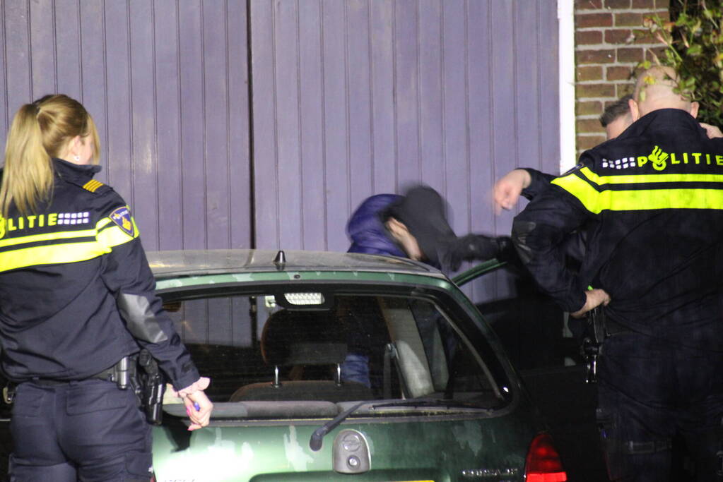 Autodief raakt bekneld tijdens stelen van auto