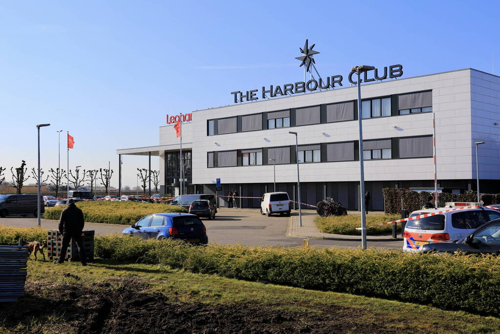 Wild-west-tafereel met automatisch wapen op parkeerplaats Leonardo Hotel