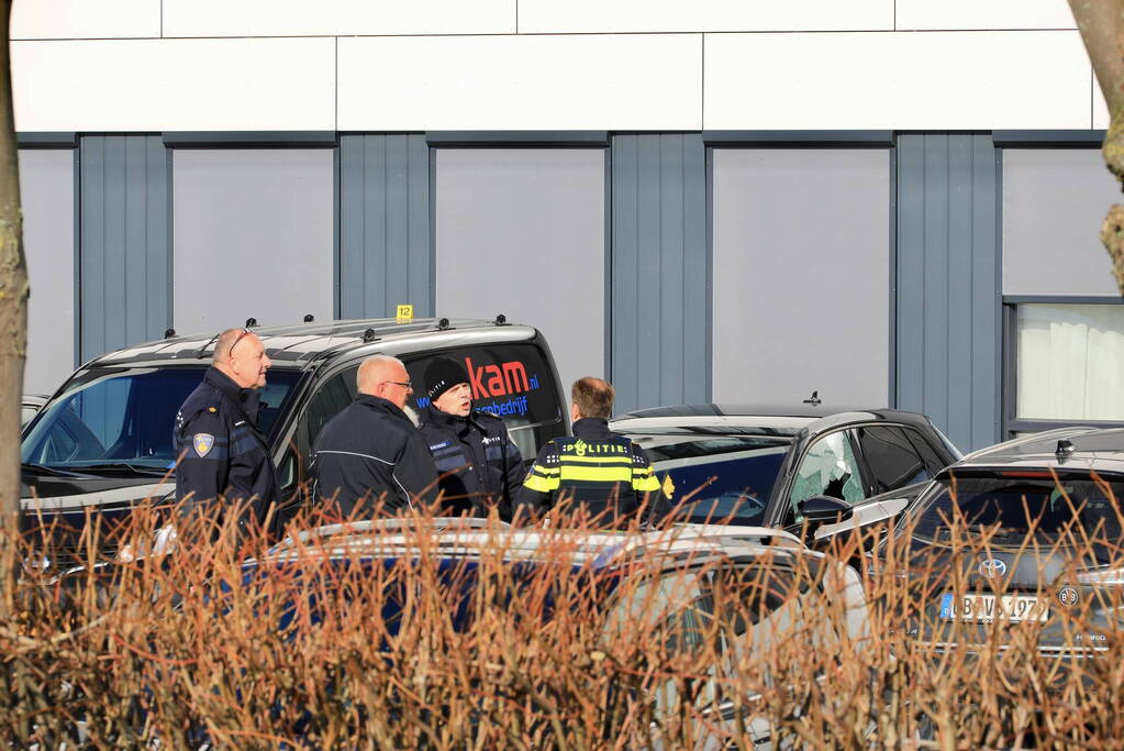 Wild-west-tafereel met automatisch wapen op parkeerplaats Leonardo Hotel