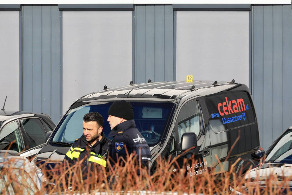 Wild-west-tafereel met automatisch wapen op parkeerplaats Leonardo Hotel