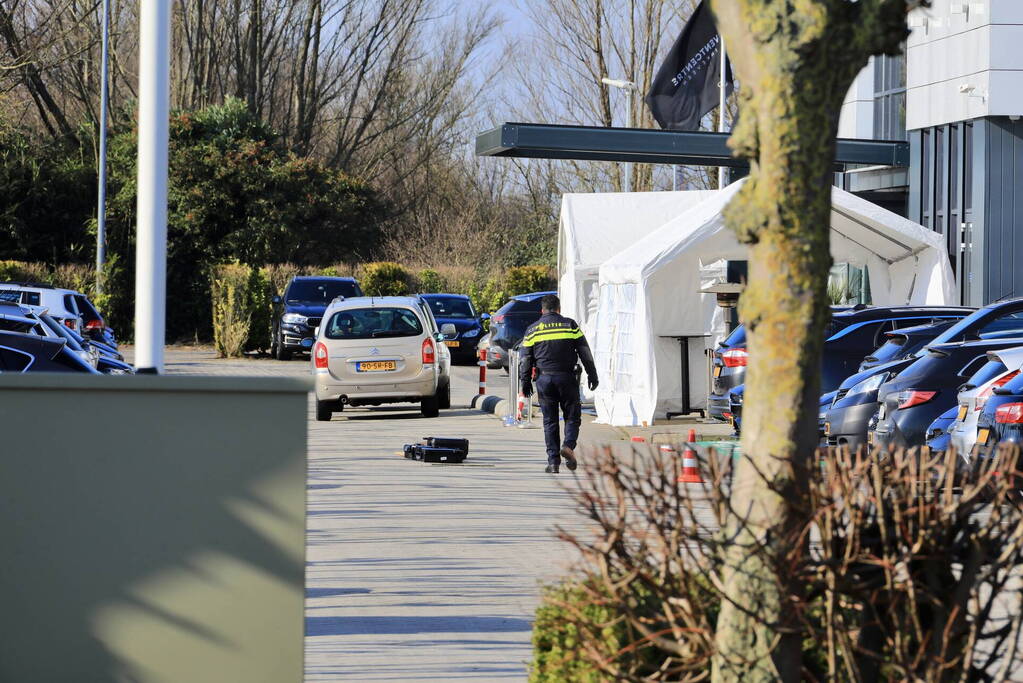 Wild-west-tafereel met automatisch wapen op parkeerplaats Leonardo Hotel