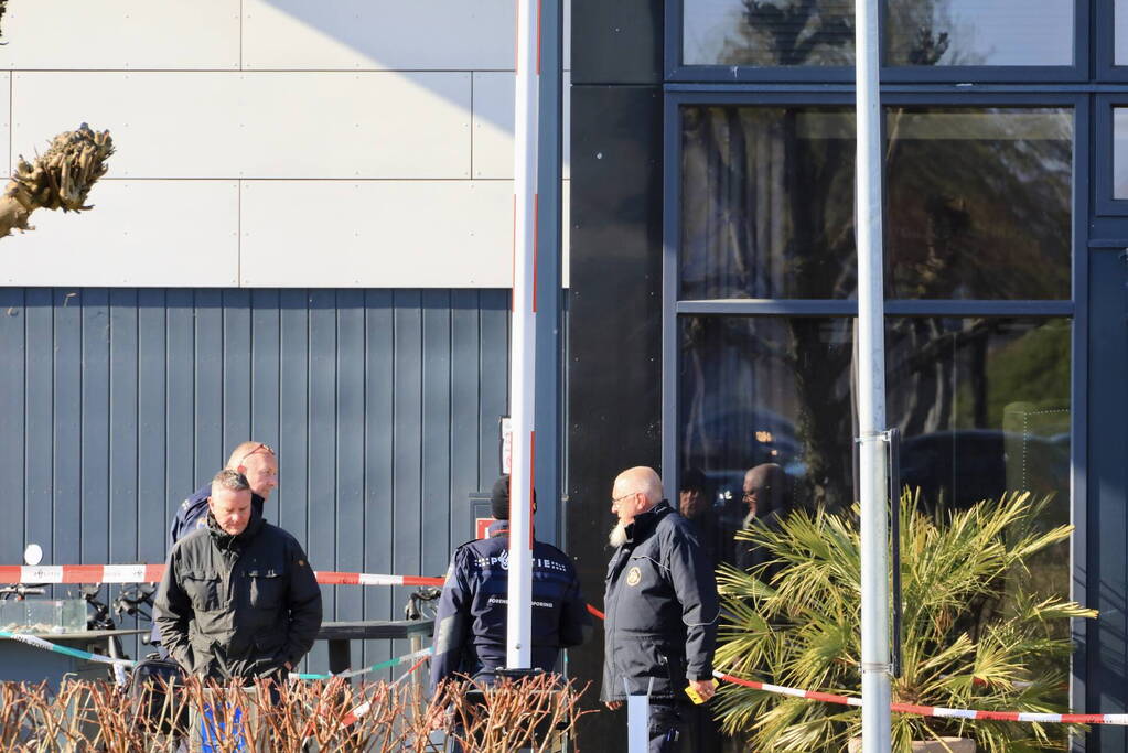 Wild-west-tafereel met automatisch wapen op parkeerplaats Leonardo Hotel