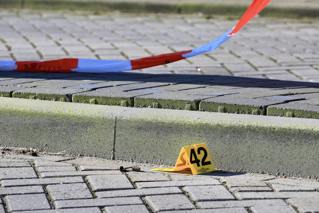 Wild-west-tafereel met automatisch wapen op parkeerplaats Leonardo Hotel