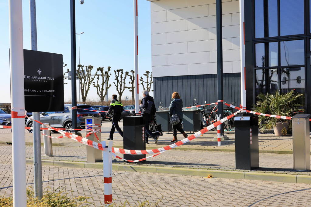 Wild-west-tafereel met automatisch wapen op parkeerplaats Leonardo Hotel