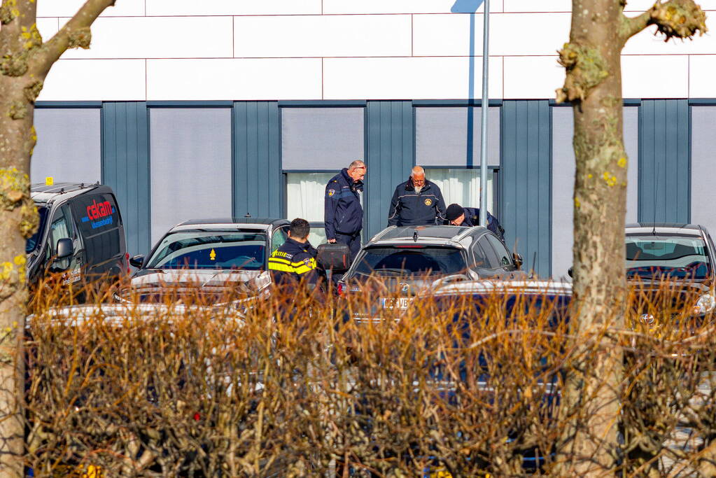 Wild-west-tafereel met automatisch wapen op parkeerplaats Leonardo Hotel