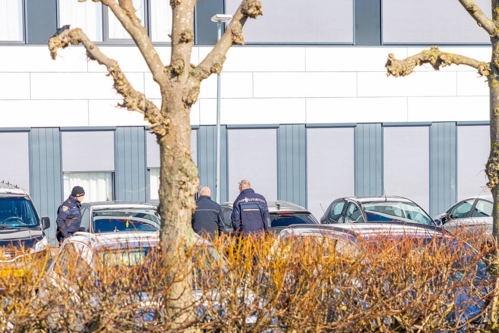 Wild-west-tafereel met automatisch wapen op parkeerplaats Leonardo Hotel