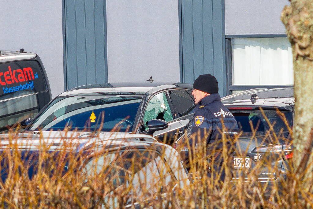 Wild-west-tafereel met automatisch wapen op parkeerplaats Leonardo Hotel