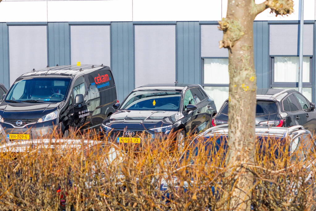 Wild-west-tafereel met automatisch wapen op parkeerplaats Leonardo Hotel