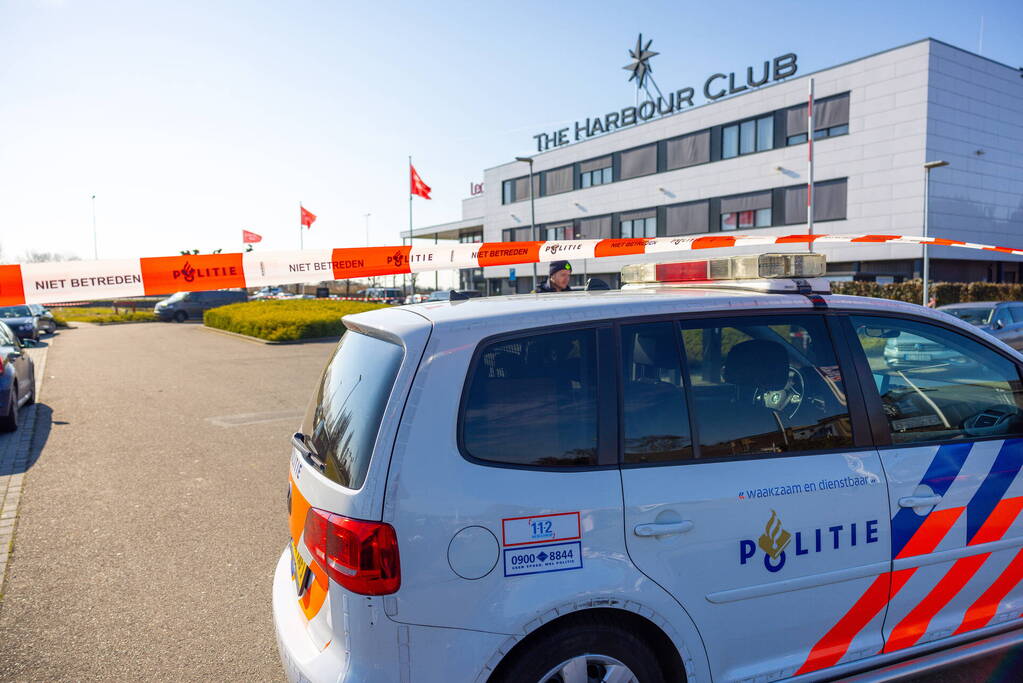 Wild-west-tafereel met automatisch wapen op parkeerplaats Leonardo Hotel