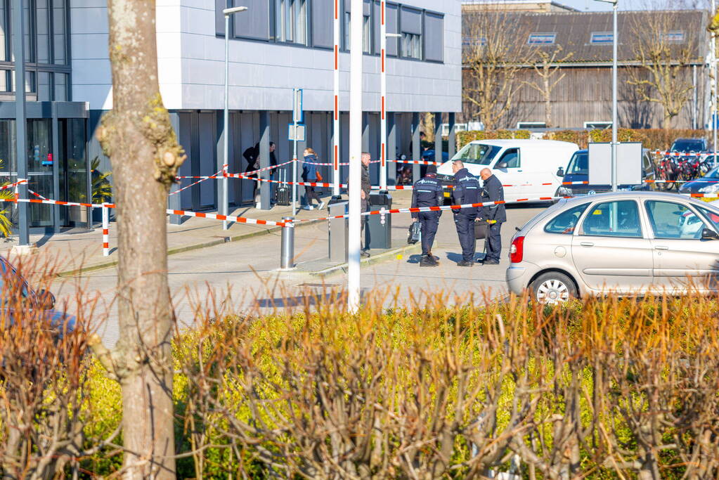 Wild-west-tafereel met automatisch wapen op parkeerplaats Leonardo Hotel