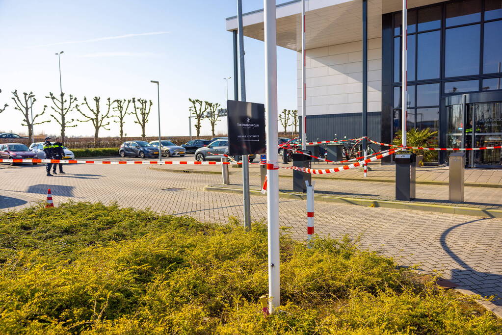 Wild-west-tafereel met automatisch wapen op parkeerplaats Leonardo Hotel