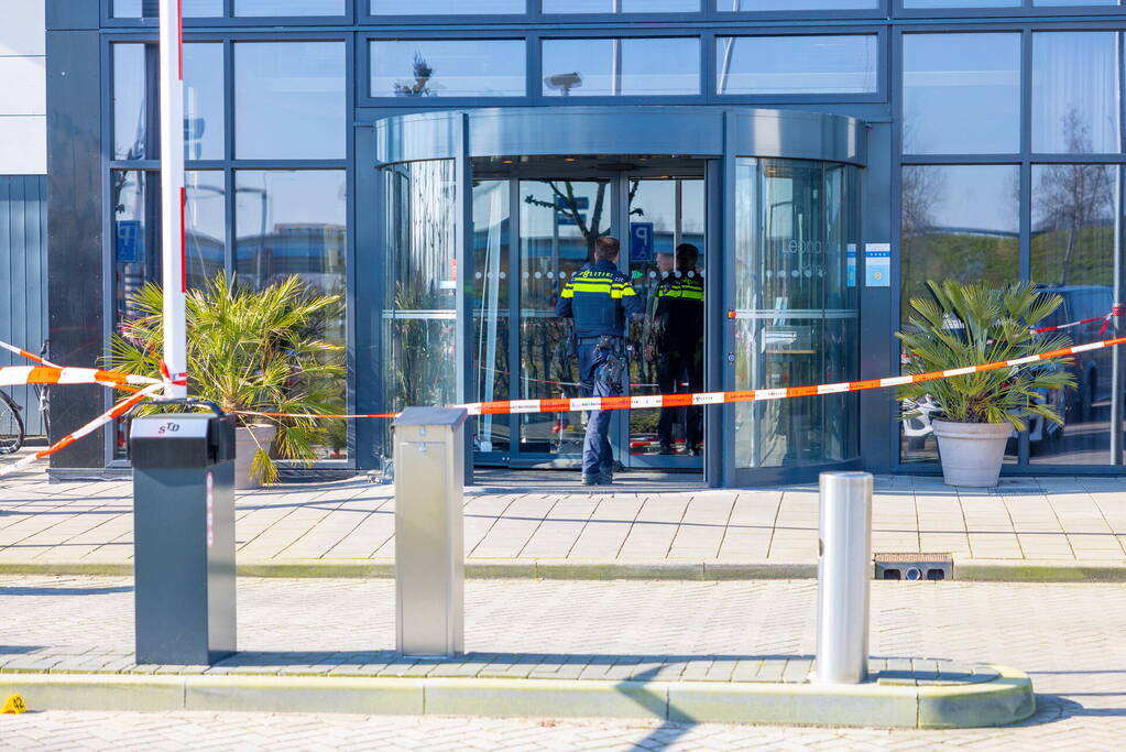 Wild-west-tafereel met automatisch wapen op parkeerplaats Leonardo Hotel