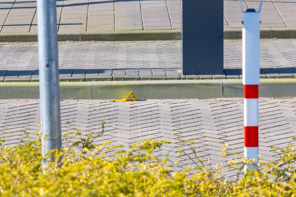 Wild-west-tafereel met automatisch wapen op parkeerplaats Leonardo Hotel