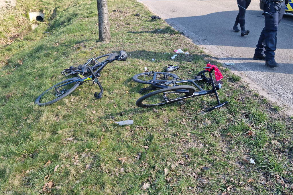 Twee wielrenners gewond bij botsing