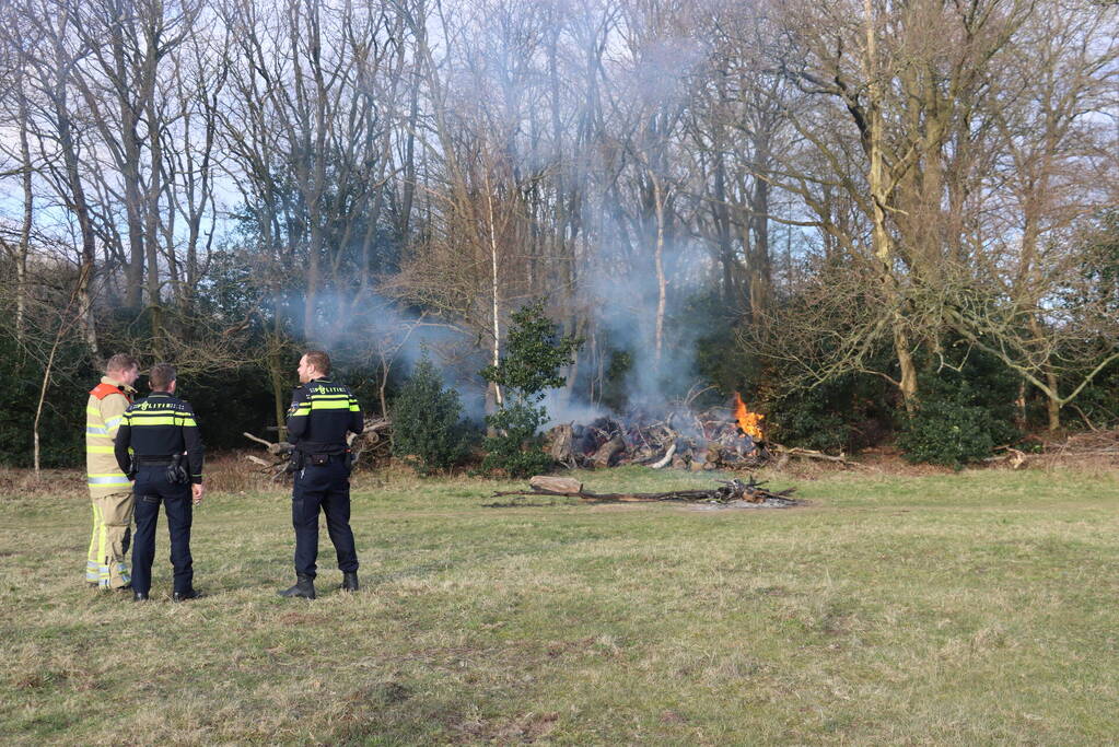 Veel rook bij brand in bosschage