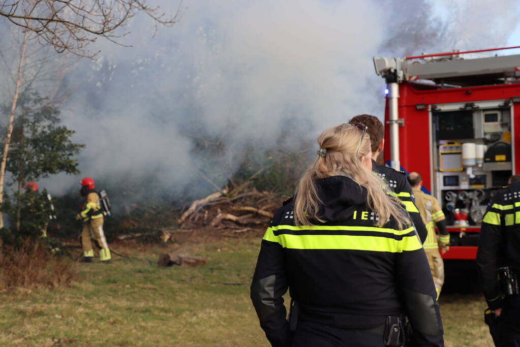 Veel rook bij brand in bosschage