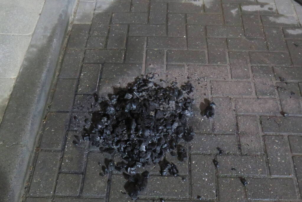 Vonken slaan uit schoorsteen van woning