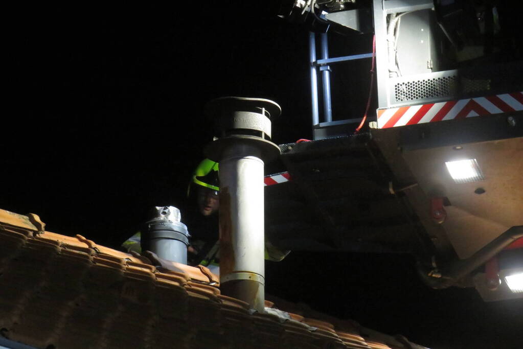 Vonken slaan uit schoorsteen van woning
