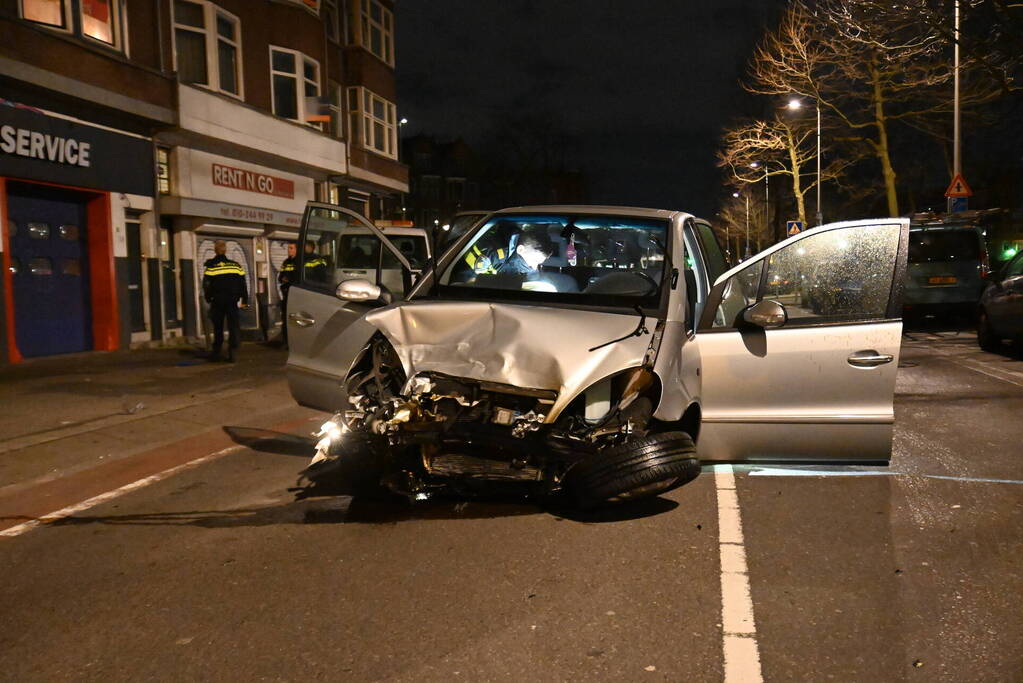 Automobilist knalt op auto en vlucht weg