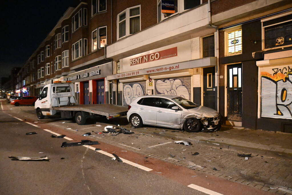 Automobilist knalt op auto en vlucht weg