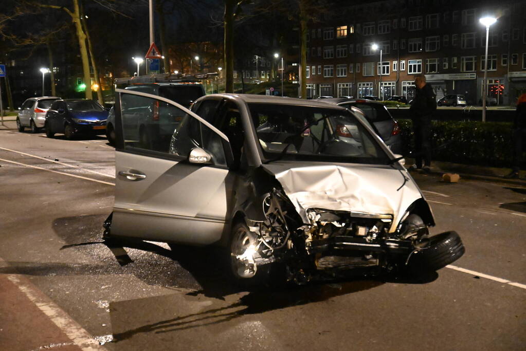 Automobilist knalt op auto en vlucht weg
