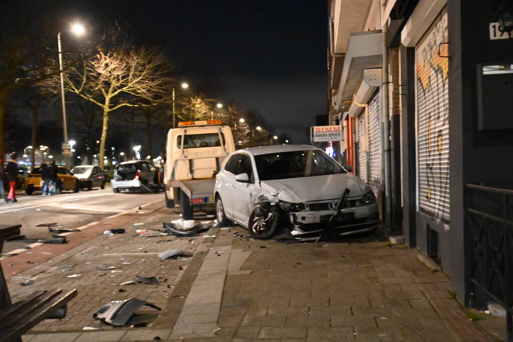 Automobilist knalt op auto en vlucht weg