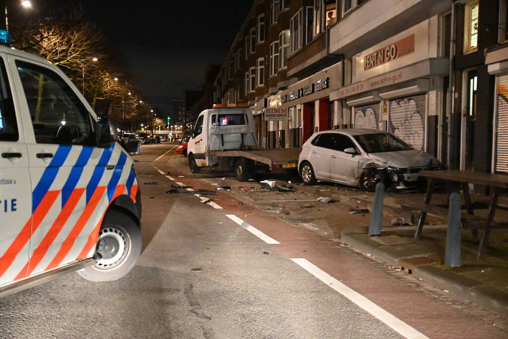 Automobilist knalt op auto en vlucht weg