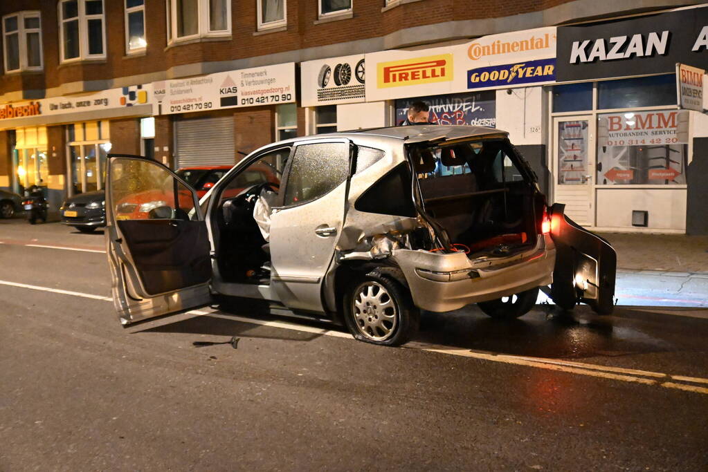 Automobilist knalt op auto en vlucht weg