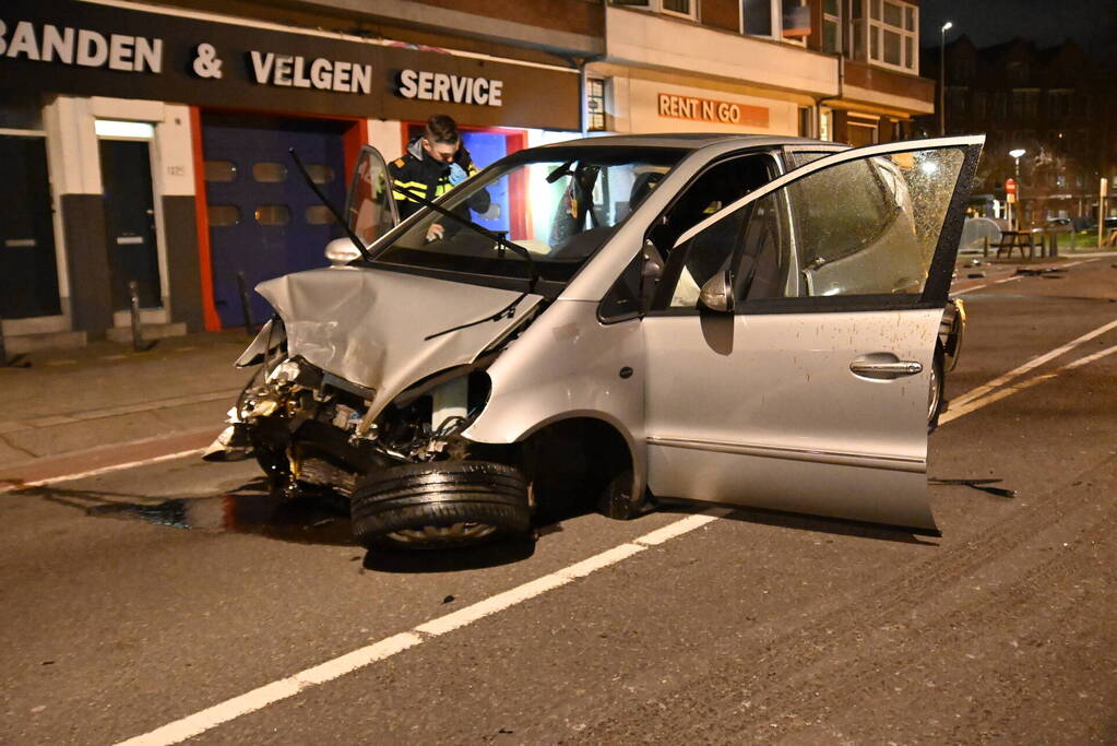 Automobilist knalt op auto en vlucht weg